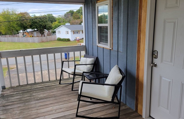 Coastal Themed studio with lots of amenities in peaceful Kernersville.