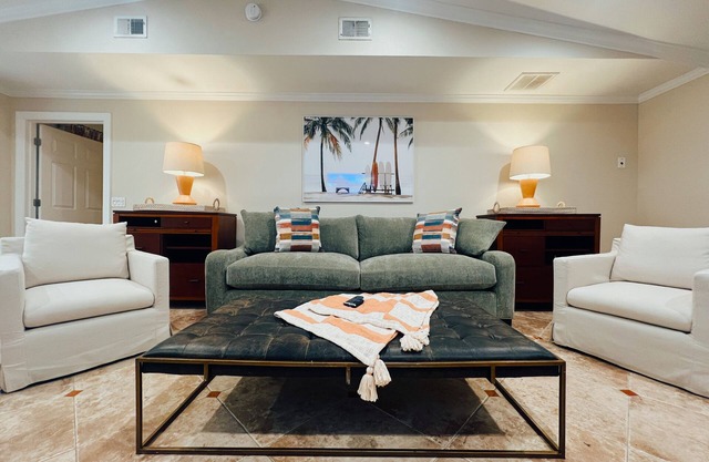 Coastal Treehouse, Heart of Destin! Walk to beach! Massive Balcony w/ Lake Views