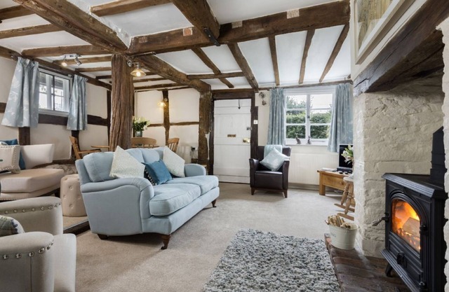 Una casa de campo que admite mascotas, con capacidad para cuatro personas. En Herefordshire's Black and White Village Trail.