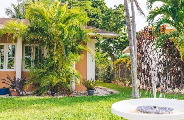 COCONUT PALM HIDEAWAY-QUEEN