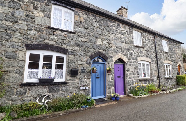 COED Y GLYN, pet friendly, character holiday cottage in Bala