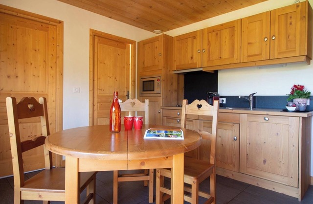 Apartamento en casa rural con piscina cubierta climatizada y zona de relax.