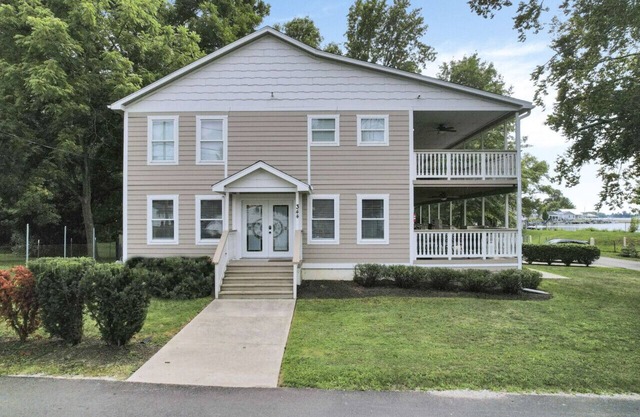 Colonial on Crane: Hot tub, pet friendly, and boat dock included