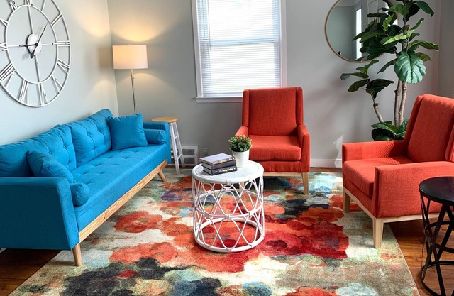 The Modern Stylish Gem Of Pontiac - 5 Min To GM