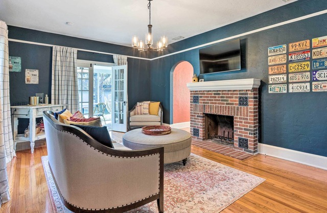 Colorful & Cozy 2 Bedroom + Bonus Study