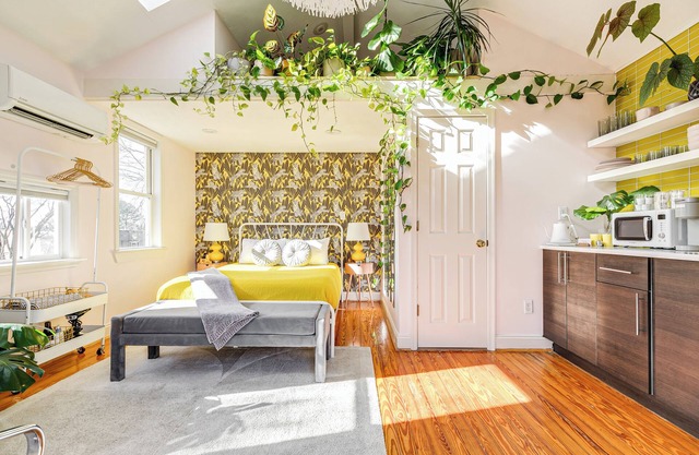 Colorful private guesthouse in charming Richmond with Parking