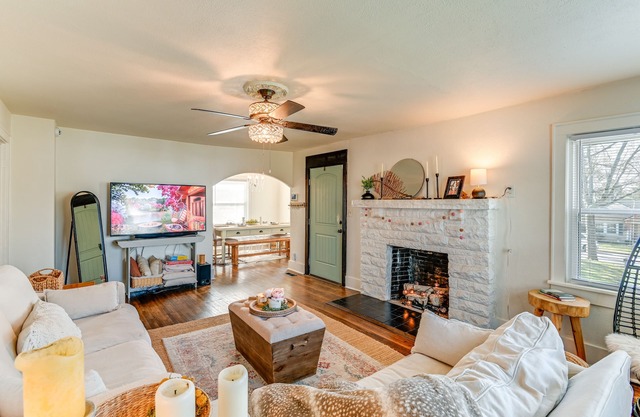 Columbia Cottage w/ Patio: 1 Mi to Downtown!