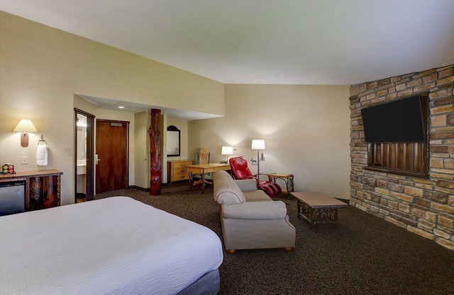 Columbia Stay in Style: Rustic Rooms, Heated Pool & On-site Bar