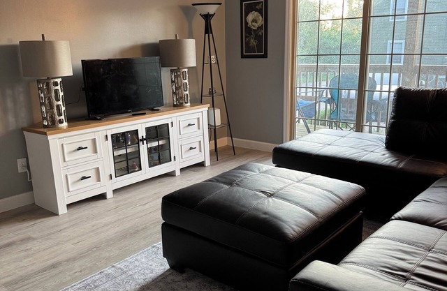 Come Enjoy B-Town Bungalow near IU and more! 3-bed 2-bath Bloomington Condo!