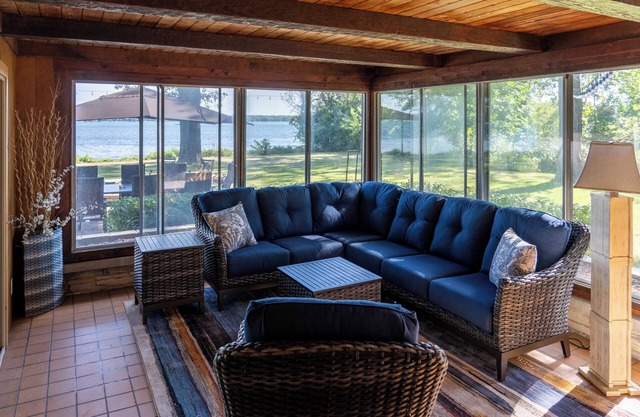 Come stay at the Lake House for amazing lake views!