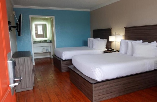 Comfort and Convenience! 3 Relaxing Units, Free Breakfast, Near Melbourne Beach