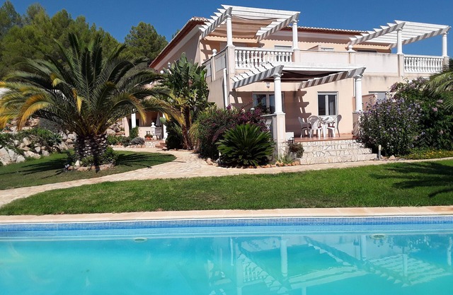 Confort apartamento con terraza junto a la piscina.
