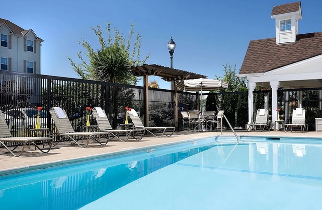 Comfort & Convenience! Free Shuttle, Full Kitchen, Seasonal Outdoor Pool!