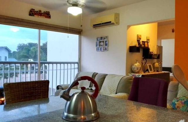 Cómoda habitación en apartamento situado en área de playa cerca de la ciudad.