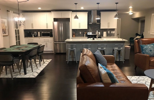 Preciosas 4 camas / 2. 5 baños rancho casa recientemente renovada y cerca del aeropuerto ATL