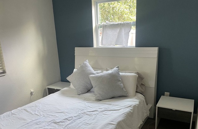 Comfortable and safe condo 15 minutes from beach.