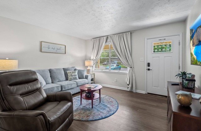 Comfortable and Spacious Home in Dothan w/ 4 TV's - Sunroom - 4 Beds - King Bed