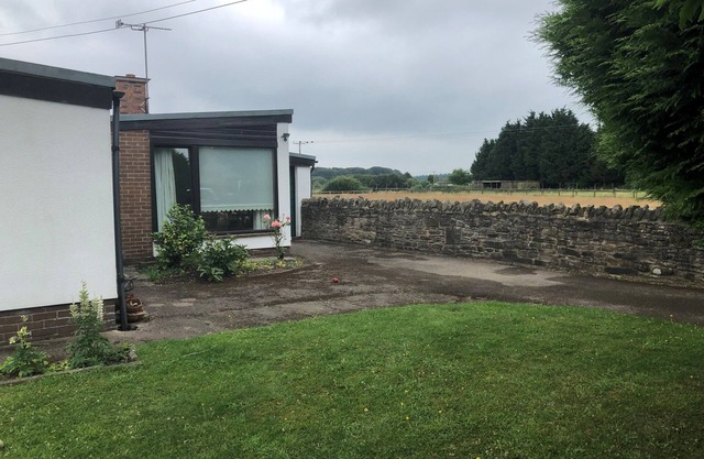 Comfortable architect designed retro style bungalow, easy access