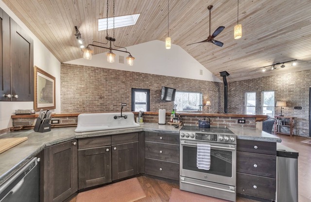 NEW LISTING! Comfortable cabin near wineries~hiking~Hendersonville by RedAwning