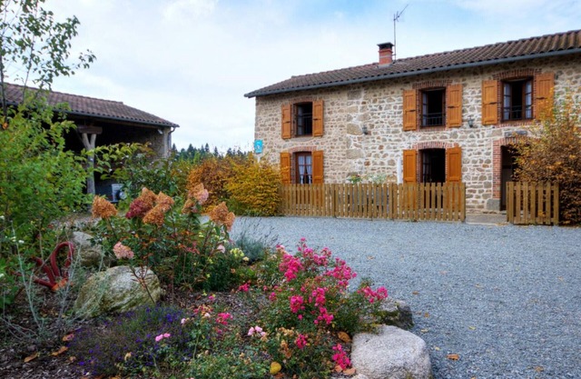 Casa rural con terraza, chimenea y todos los servicios incluidos, cerca de lagos y rutas de senderismo