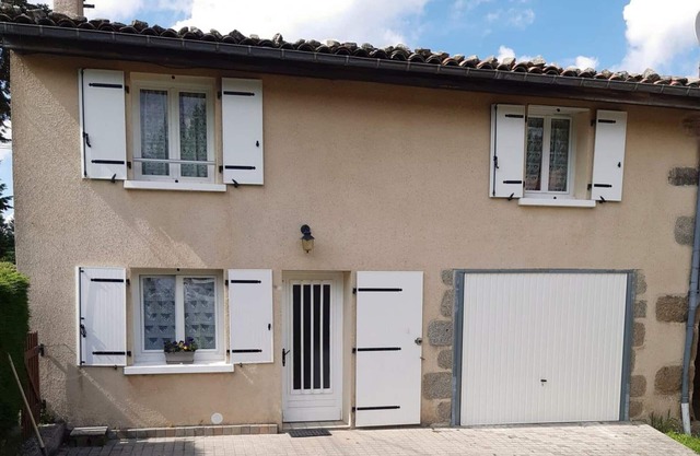 Casa rural acogedora con jardín y terraza, ideal para familias y mascotas en Saint-Jean-la-Vêtre