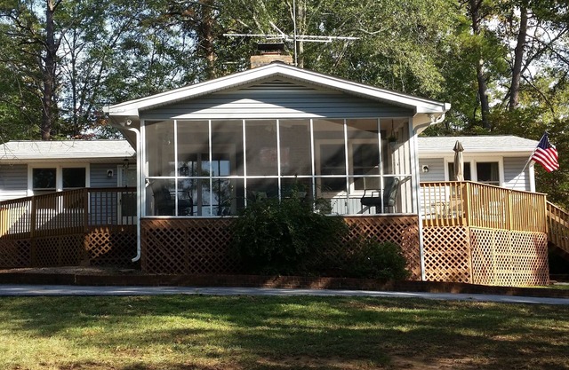 Cómoda casa Lago Hartwell en el aterrizaje verde estanque