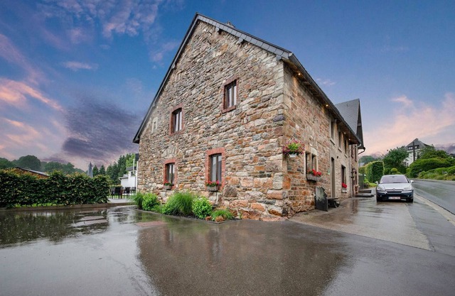 Cómoda casa de vacaciones en Waimes con sauna y jardín