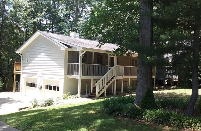 Cómoda casa cerca de WNC Ag Center