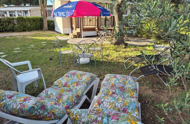 Comfortable mobile home for 6 to 8 people with covered terrace at Lac des Rêves