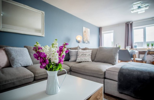 Comfortable retreat in Narberth, 2 miles from beach, countryside views, walks