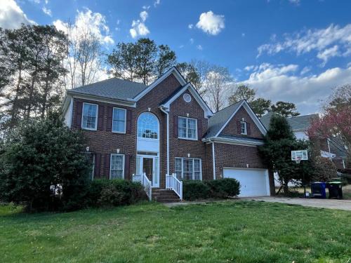 Comfortable Rooms in A Single Family House in Chapel Hill near UNC Duke RTP, with Massage Chair