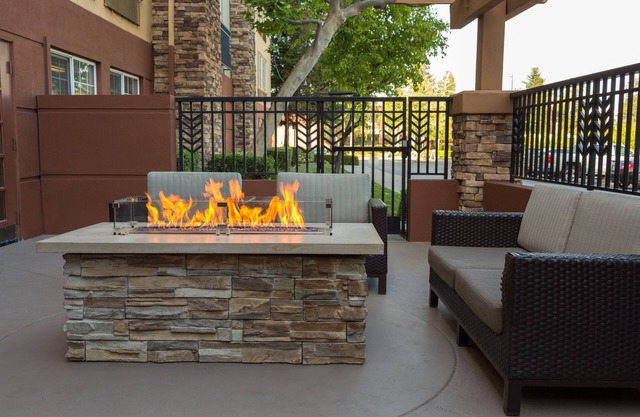 Comfortable Suite Near Airport – w/ Full Kitchen, Free Parking & Airport Shuttle