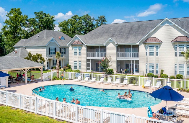Comfortable townhome with loft, shared pool, WiFi, AC, & W/D - near beach & golf