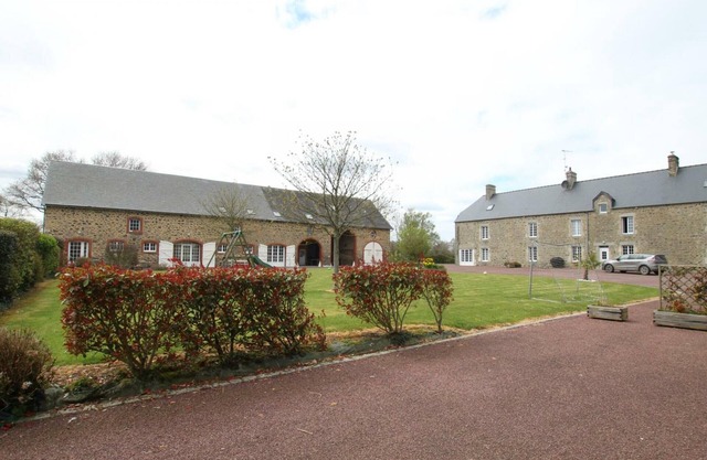 Casa acogedora con piscina interior y zona infantil en el corazón del Cotentin