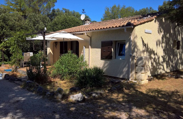 Confortable casa de vacaciones con un gran jardín, ideal para personas altas.