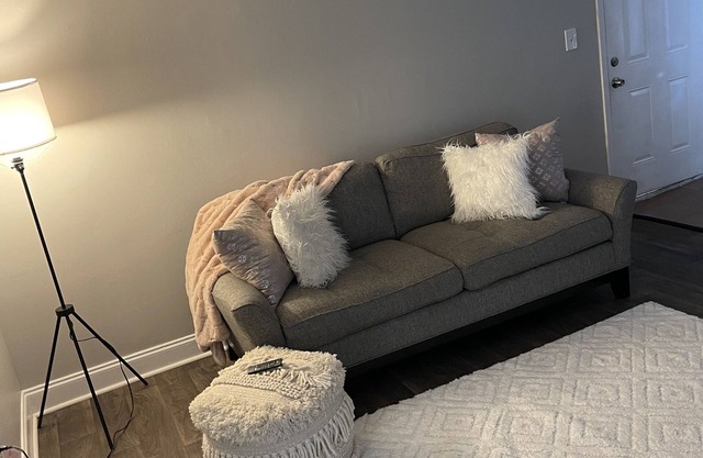 COMFY 2 BED ROOM SPACE W / OUT DOOR POOL