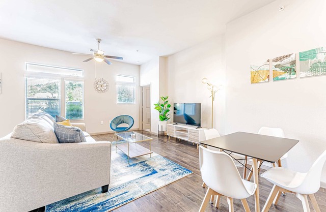 Comfy 2BR king suite, fast WiFi, 8 min to Downtown