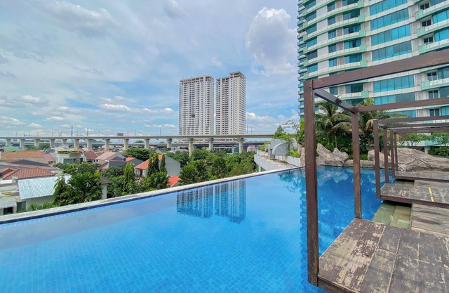 Comfy And Modern 2Br Grand Kamala Lagoon Apartment