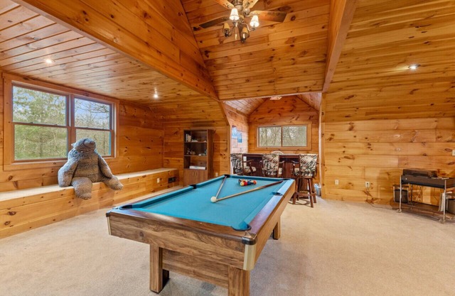 Comfy Cabin w/ Hot Tub, 5 min to Dwntwn BlkMnt