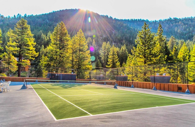 Comfy Condo Walking Distance to Heavenly Ski Lifts & Near Lake Tahoe