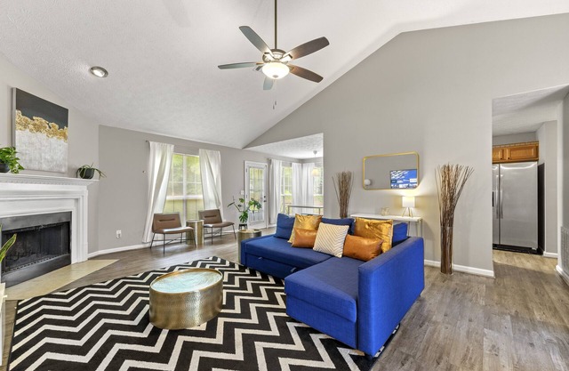 Comfy, cozy & feels like home. Less than 15 minutes to intl. airport!