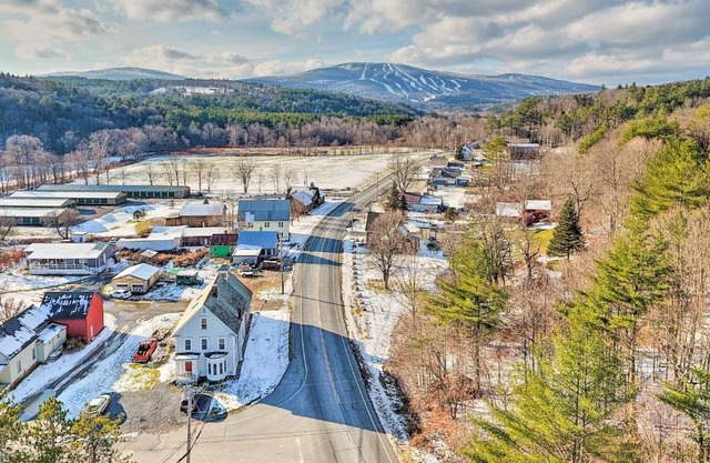 Comfy Ludlow Apartment about 3 Mi to Okemo Resort