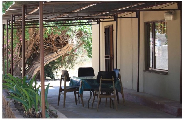 Cómoda habitación con televisión y aire acondicionado en una práctica ubicación