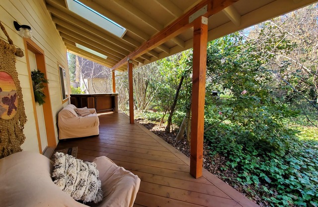 Comfy, spacious 1 bedroom house in Grass Valley, bohemian, romantic, artsy, cozy