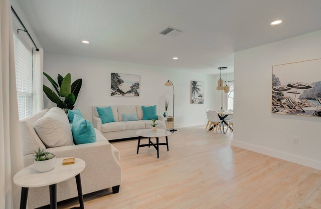 Comfy Tropical Vibes Home with King Bed & Private Yard in lovely New Port Richey