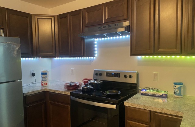 Comfy Two Bedroom in Townhouse - 9 minutes from Airport and Downtown!