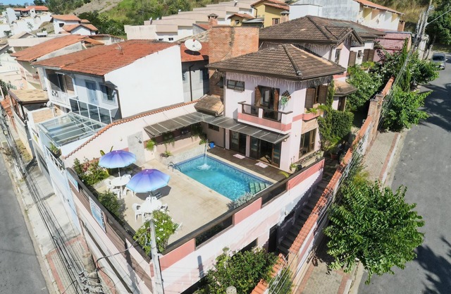 Complete house in the center of Guararema with heated pool!