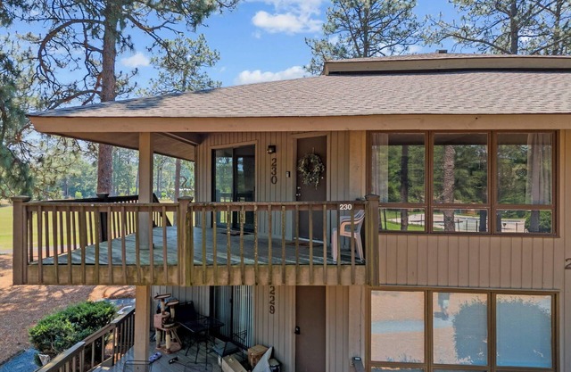 Condo with Golf, Pool and Tennis Courts. 10 min to Pinehurst.