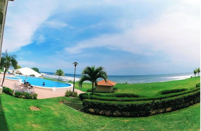 Condominio 2BR con vista al mar y al lado de la piscina