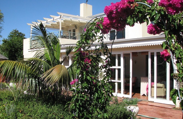 Constantia Lazy River, estudio Froggs Leap para 2 personas y 2 niños pequeños en el sofá